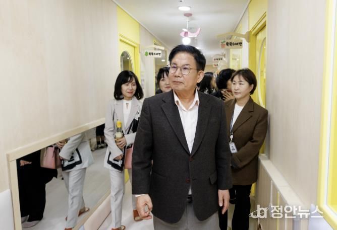 공덕베이비시터하우스를 둘러보고 있는 박강수 마포구청장