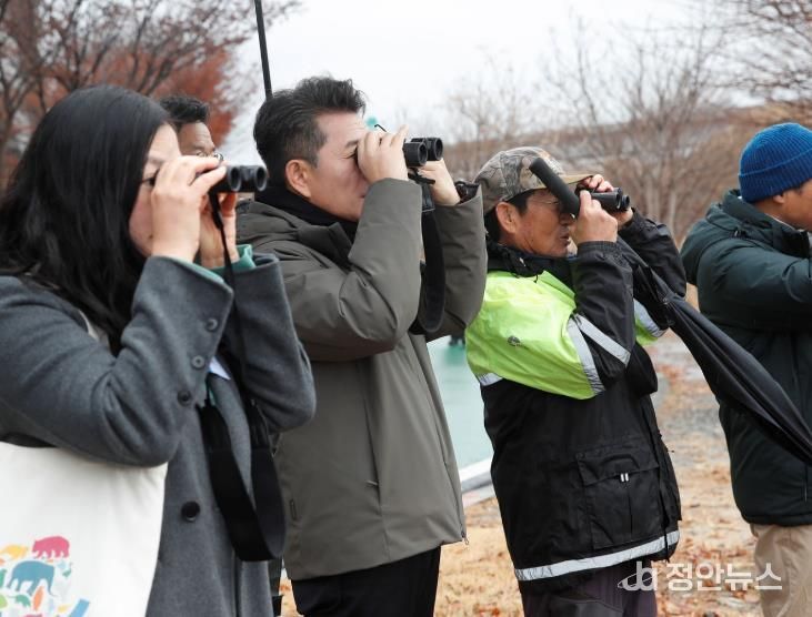 지난해 성동구와 사회적협동조합 ‘한강’이 공동 주최한 ‘제2회 중랑천 버드 페스티벌 2025 성동원앙축제’ 모습