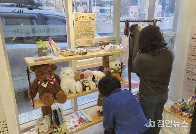 서대문구가 올 들어 서대문 자원되살림센터 홍보관 입구에 설치한 ‘이어쓰기 선반’