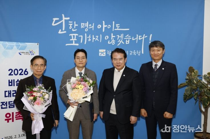 왼쪽부터 노강규 변호사, 현길환 변호사, 이정선 교육감, 김영래 감사관