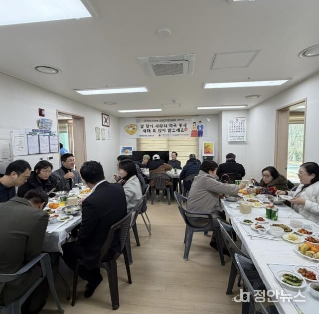 탕정면 행복키움추진단 단원들이 LH5단지 경로당에서 지역주민들에게 떡국을 나누고 있다.