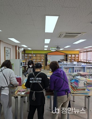 운산초 도서실 정리지원사업