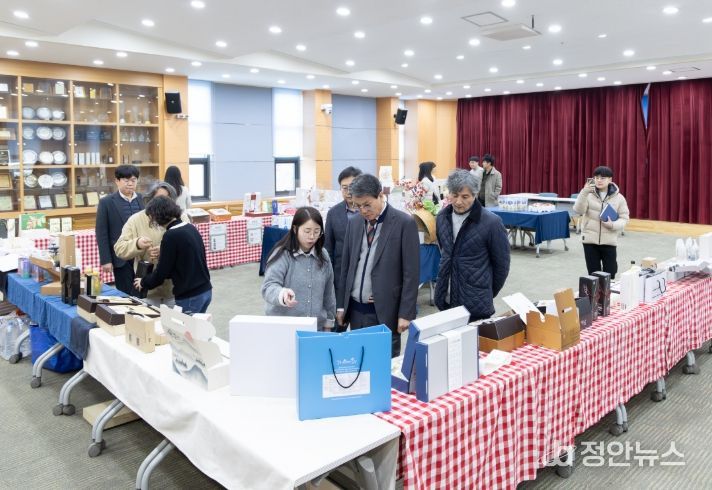 설 명절 특판전에서 김돈곤 군수가 특판전 상품들을 둘러보고 있다.