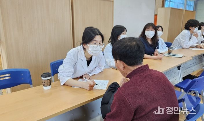 부여군노인종합복지관-전국 한의대 학생과 한방 의료봉사 활동