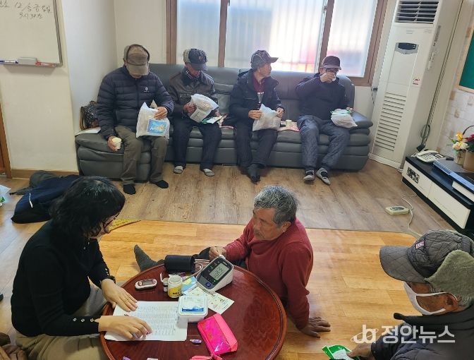 충남 계룡시가 향한1리 경로당을 찾아가 건강취약계층 대상으로 한파 및 낙상 예방 건강교육을 실시하고 있다.