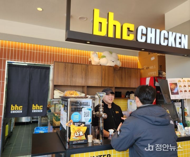 충남 계룡시가 치킨 중량 표시제 정착을 위해 관내 프랜차이즈 업소를 대상으로 현장 방문 홍보를 적극 실시하고 있다.