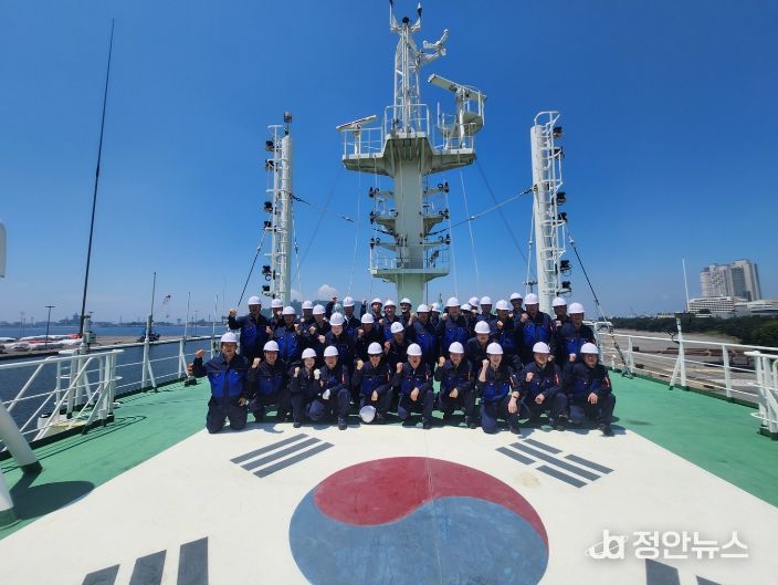 지난 7월 특별 승선실습을 수료한 교육생들이 단체 기념사진을 촬영하고 있다.