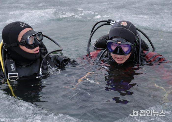 얼음 밑 잠수 적응훈련에 임하는 서산소방서 구조대원들