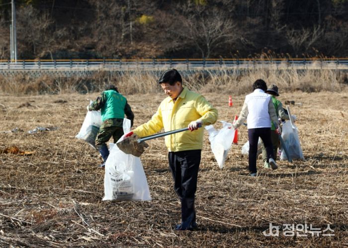 고성군, 5년째 이어온 마동호 습지 보전 활동 ‘군민과 함께하는 줍깅’ 개최