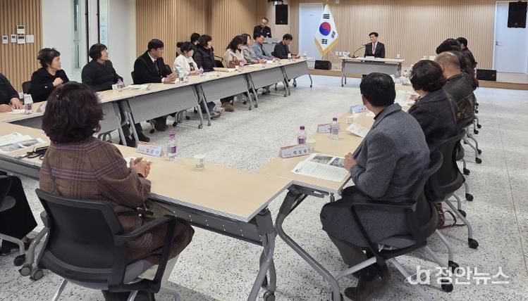 지난 6일 소통협력공간에서 열린 2026년 1분기 시정모니터위원 간담회에서 안병구 밀양시장이 위원들과 의견을 나누고 있다.