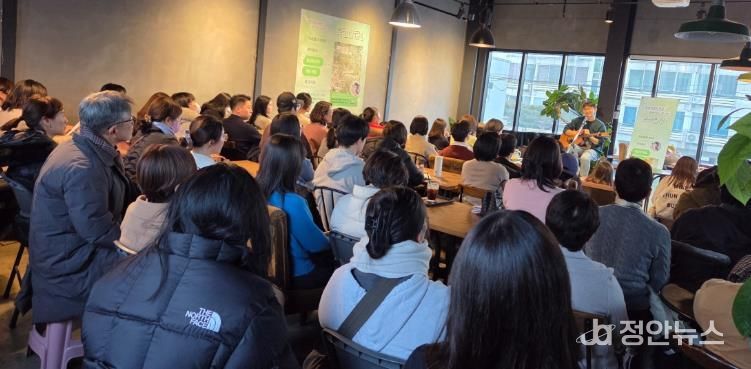 청학서점에서 윤덕원을 초청해 북토크를 진행하고 있다.