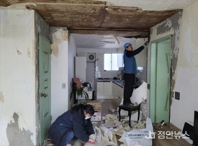 희망봉사단이 독거 어르신 가정에서 도배·장판 교체 작업을 진행하고 있다.