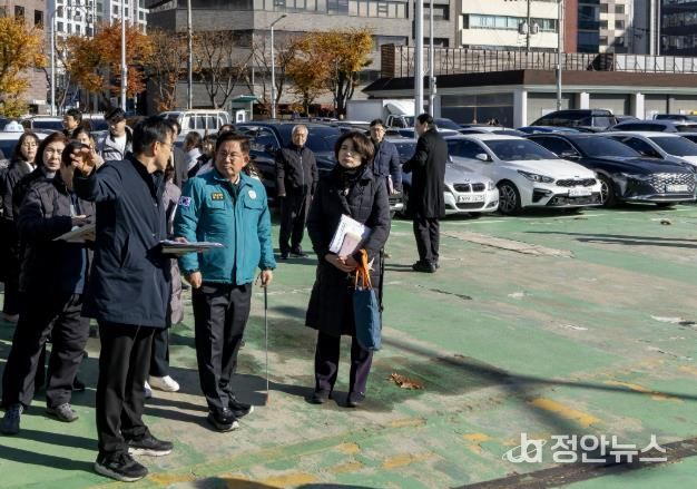 마포유수지 부지 점검에 나선 박강수 마포구청장