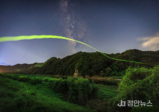 무주군 2025 반디별 사진 공모전 우수상(늦반딧불이와 은하수)