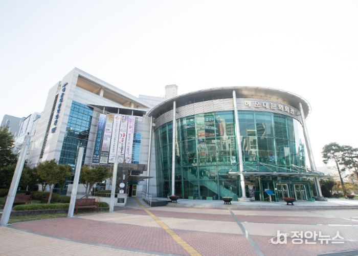 해운대문화회관이 문화체육관광부 산하 공공 기관이 주관하는 공모사업에 연이어 선정돼 문화예술 활성화에 탄력을 받게 됐다.