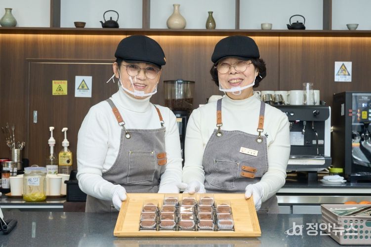 1. 천안시시니어클럽 시장형 사업단 시니어카페 ‘남산의 봄’ 근무자들이 커피를 내리고 있다.