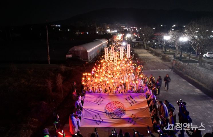 1. 지난해 열린 106주년 아우내봉화제에서 시민들이 횃불행진을 하고 있다.