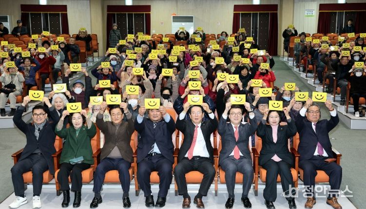 송인헌 괴산군수가 11일 관내 어르신들을 대상으로 진행된 노인일자리 안전교육에 참석해 인사말을 하고 있다.