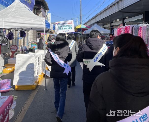 1. 합동점검반이 창녕 전통시장을 방문해 설 성수식품 점검 및 캠페인을 진행하고 있다.