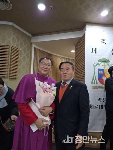 천주교 수원교구 곽진상 제르마노 주교 서품식에 참석한 이재식 수원특례시의회 의장 기념촬영