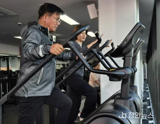 박강수 마포구청장이 마포365구민센터에서 운동을 하고 있다