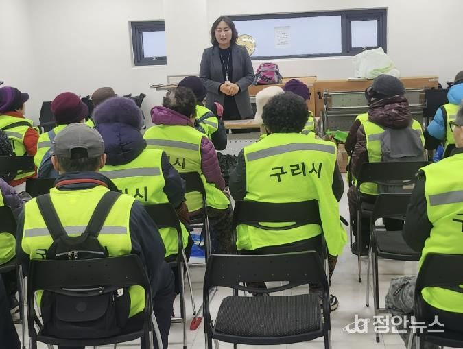 인창동 행정복지센터에서 2026년 노인일자리사업 참여 어르신을 대상으로 활동교육을 진행하고 있다.