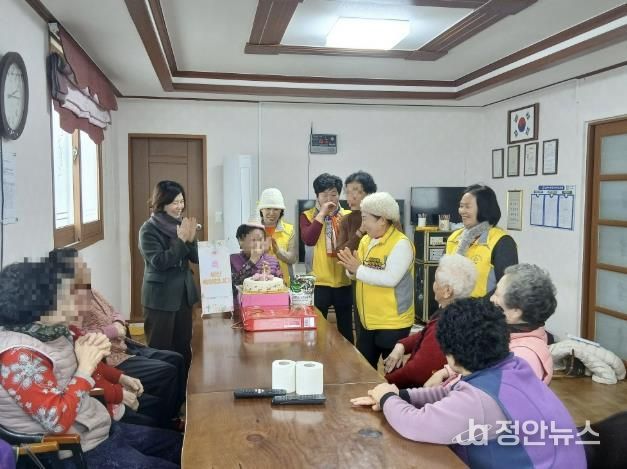영인면 행복키움추진단이 독거 어르신을 방문해 생신 잔치를 개최하는 모습