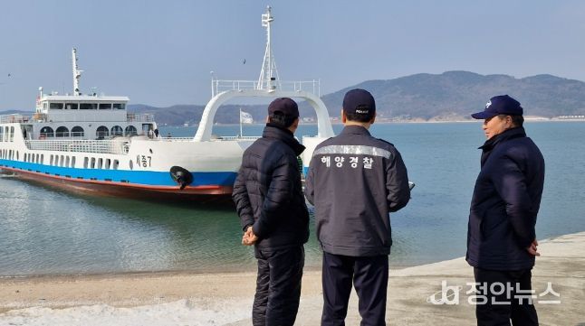중부해경청장(중앙)이 삼목선착장에서 도선의 안전운항을 당부하고 있다.