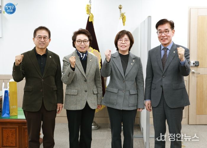 단체사진을 찍고 있다.