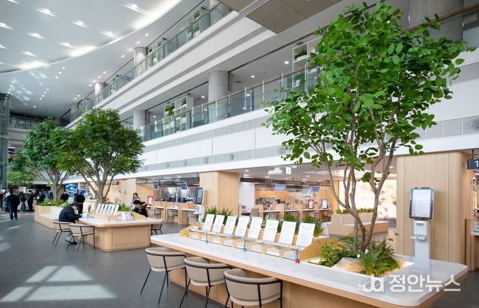 1. 용산구종합행정타운 민원실 전경사진