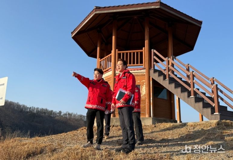 이정곤 부시장이 춘복산 산불감시초소를 방문해 산불 대응태세를 점검하고 있다.