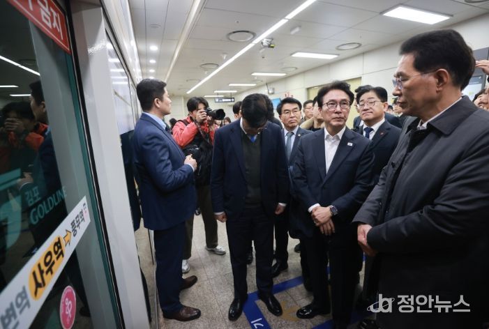김민석 국무총리가 27일 경기도 김포시 사우역에서 김포 골드라인 열차를 타고 승객 과밀 상황을 점검하고 있다.