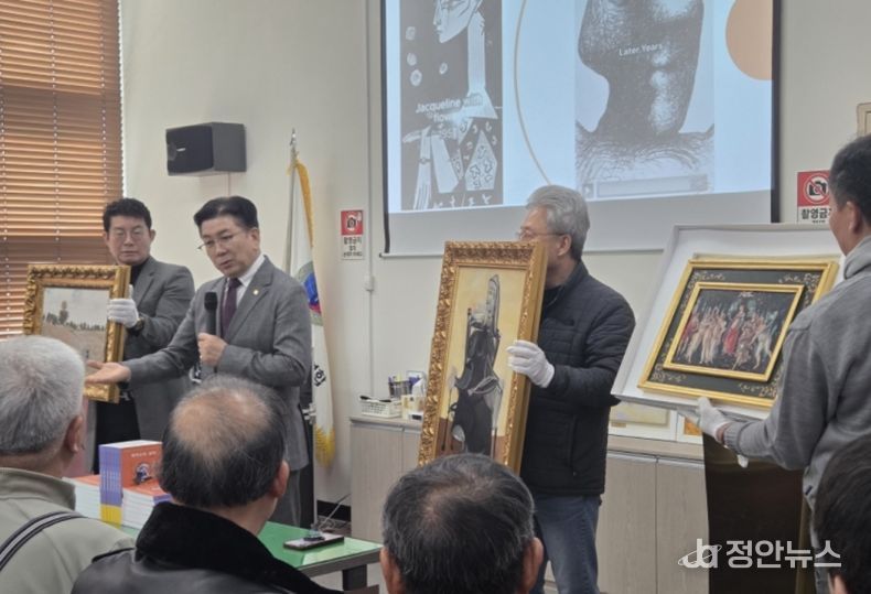 작품을 설명하고 있는 꾸바아트센터 차효준대표 (사진제공=K trendy NEWS)