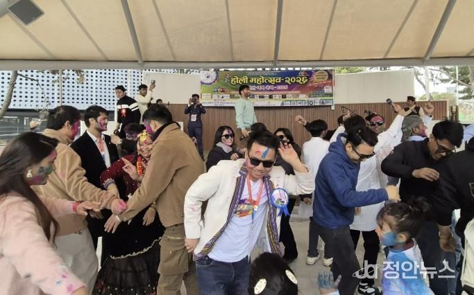 1일 외국인주민지원본부 야외무대에서 네팔 전통 명절 '홀리(Holi) 축제'가 진행중이다