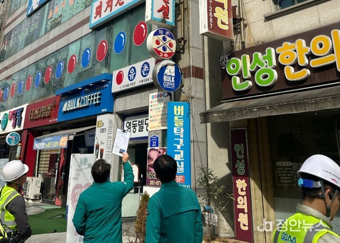 광주광역시 서구(구청장 김이강)는 개학기를 맞아 어린이 보행안전 강화를 위해 통학로 주변 불법광고물 집중단속에 나섰다. 광주 서구 제공