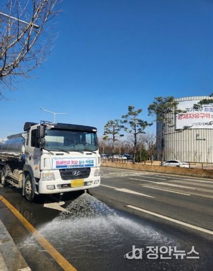 미세먼지 살수차 운행 모습.