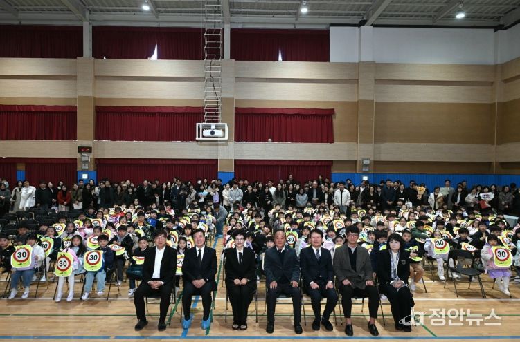보성초등학교 입학식 교통사고 예방 안전물품 배부 모습