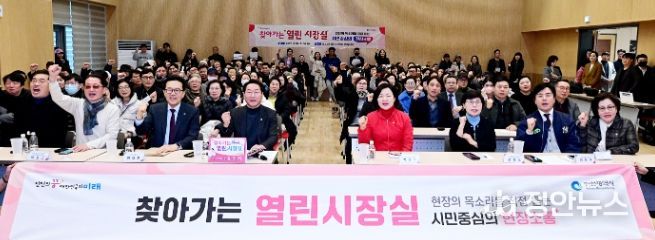 유정복 인천광역시장이 10일 연수구 송도5동행정복지센터에서 열린 '찾아가는 열린 시장실'에서 주민들과 기념촬영을 하고 있다.