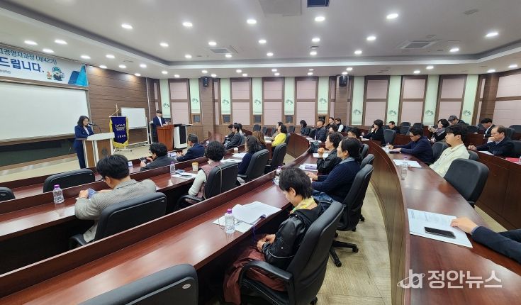 경상국립대학교 경영대학원은 3월 24일 저녁 7시 가좌캠퍼스 경영대학 최고경영자과정 강의실에서 ‘최고경영자과정(AMP) 제42기 입학 및 개강식’을 개최했다.