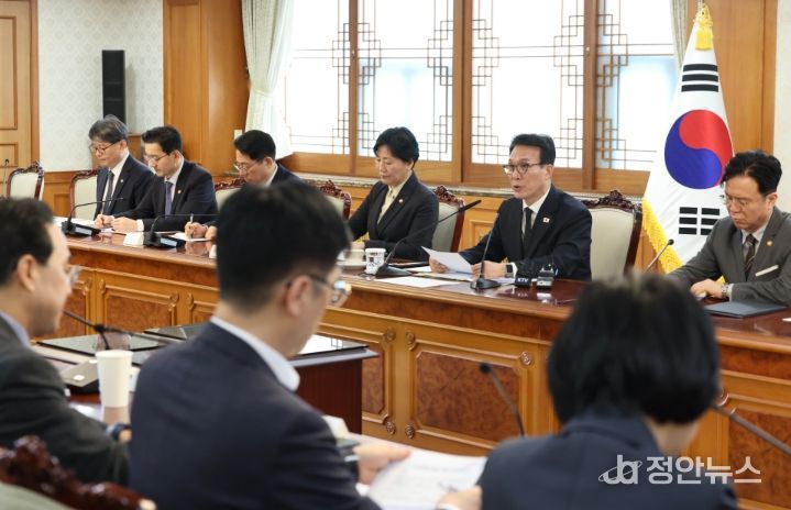 김민석 국무총리가 29일 세종대로 정부서울청사에서 열린 비상경제본부회의를 주재하고 있다.(국무조정실)