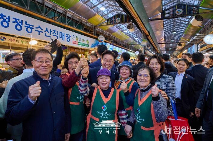 제주 동문시장 방문(청와대)