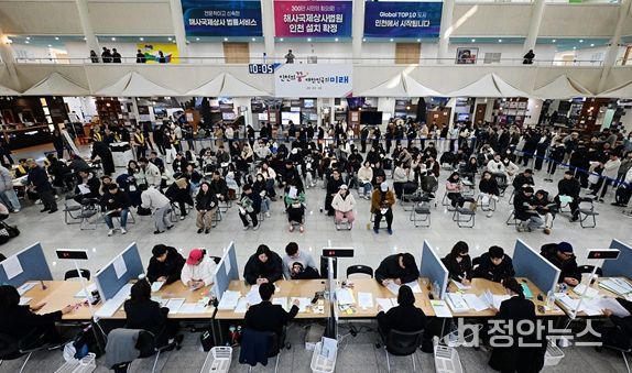 2026년 3월 16일 시청 중앙홀에서 천원주택 예비입주자 접수를 받고 있다