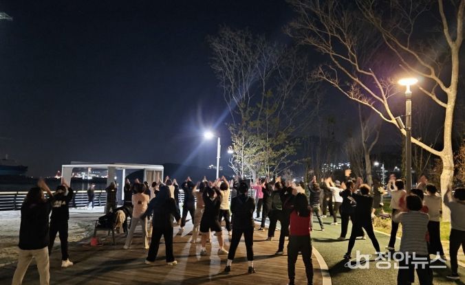 고현항매립지 노을곶공원 야경 속 건강한 활력 ‘별빛운동교실’