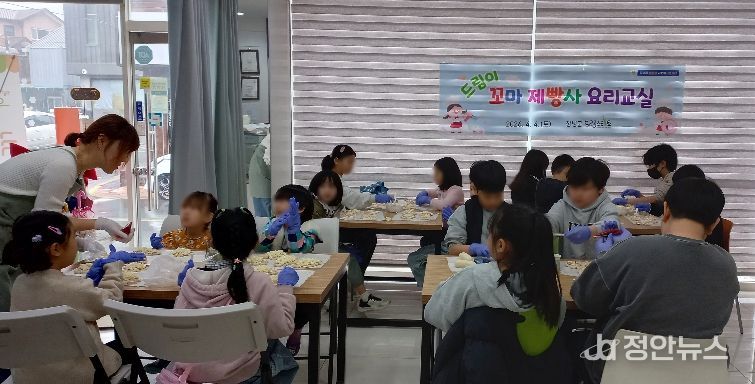 드림이 꼬마제빵사 요리교실에 참여한 아이들이 또래 친구들과 함께 소시지빵을 만들고 있다.