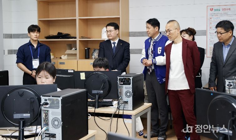 7일 광주소프트웨어마이스터고에서 진행한 광주기능경기대회 모바일로보틱스 종목에서 학생들이 로봇을 조립 및 코딩하고 있다.