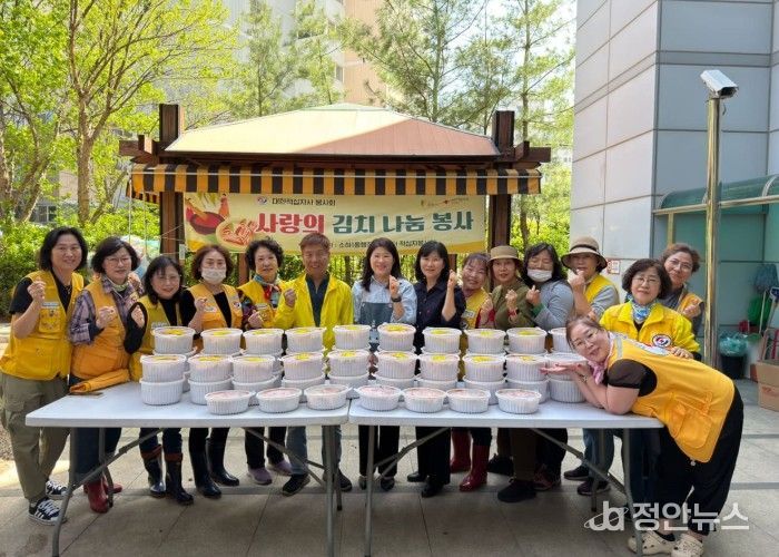 광명시 소하1동 적십자봉사회는 16일 저소득 취약계층 45가구에 직접 담근 배추김치를 전달했다.